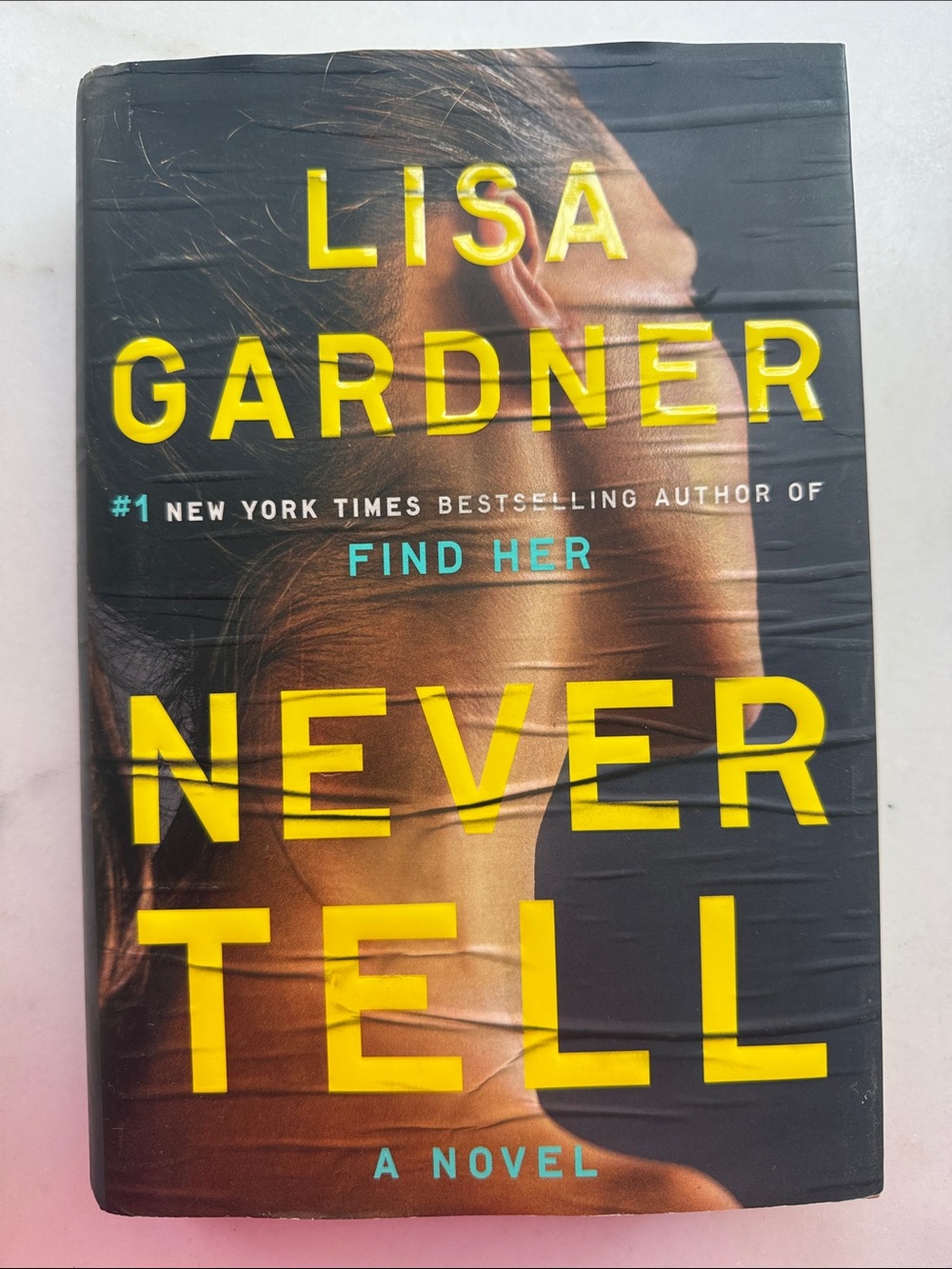 Hardcover 'Never Tell' by Lisa Gardner